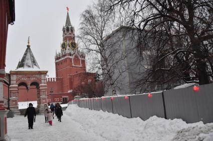 Москва.  Вид на Спасскую башню Кремля.