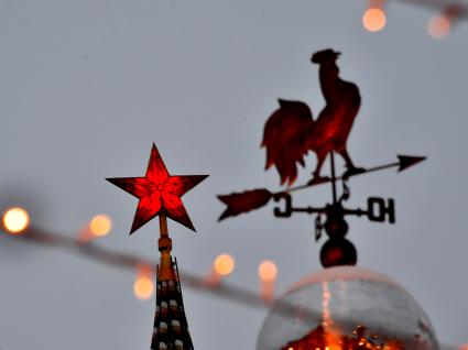 Москва. Флюгер Золотой петушок на павильоне Гум-Ярмарки и рубиновая зрезда на Кремлевской башне.