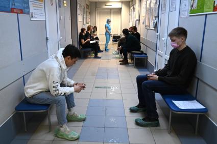 Санкт-Петербург. Люди ждут своей очереди у пункта вакцинации от коронавирусной инфекции в поликлинике.