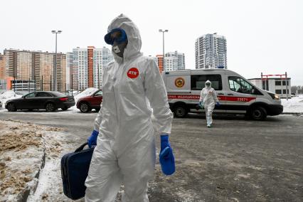 Санкт-Петербург.   Врачи в защитных костюмах приехали на вызов.