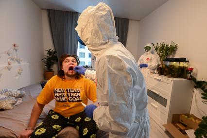 Санкт-Петербург. Врач в защитном костюме приехал на вызов к пациенту брать ПЦР тест.