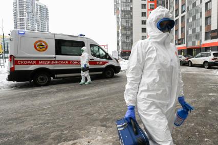 Санкт-Петербург. Врачи в защитных костюмах приехали на вызов.