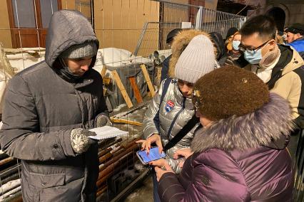 Москва. Люди в очереди в кассу Большого театра за билетами на балет `Щелкунчик`.