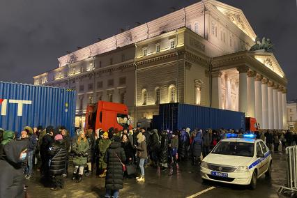 Москва. Люди в очереди в кассу Большого театра за билетами на балет `Щелкунчик`.