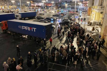 Москва. Люди в очереди в кассу Большого театра за билетами на балет `Щелкунчик`.