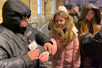 Москва. Люди в очереди в кассу Большого театра за билетами на балет `Щелкунчик`.