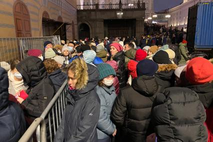 Москва. Люди в очереди в кассу Большого театра за билетами на балет `Щелкунчик`.