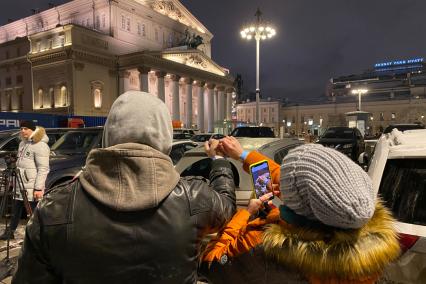 Москва. Люди в очереди в кассу Большого театра за билетами на балет `Щелкунчик`.