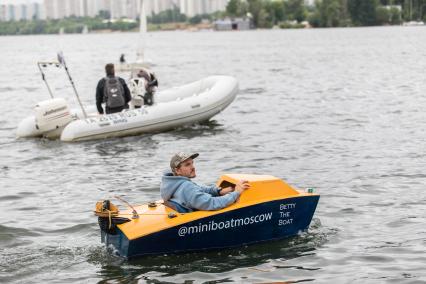 Москва. Инженер-конструктор Никита Мару на борту мини-боата, который сконструировал сам, в Строгинской пойме.