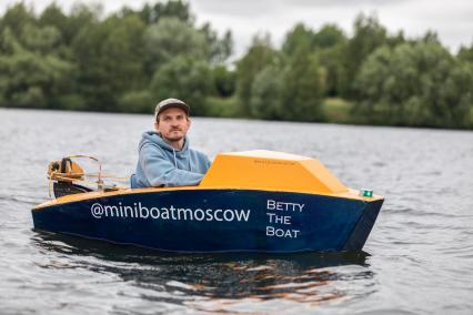 Москва. Инженер-конструктор Никита Мару на борту мини-боата, который сконструировал сам, в Строгинской пойме.