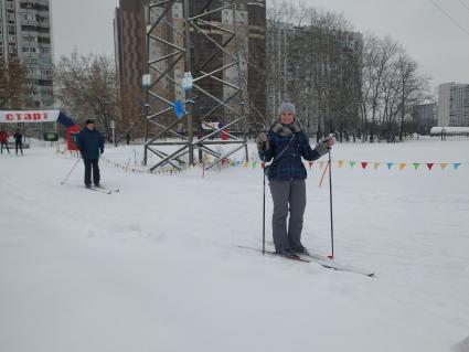 Москва. Горожане во время катания на лыжах в парке музея-заповедника `Царицыно`.