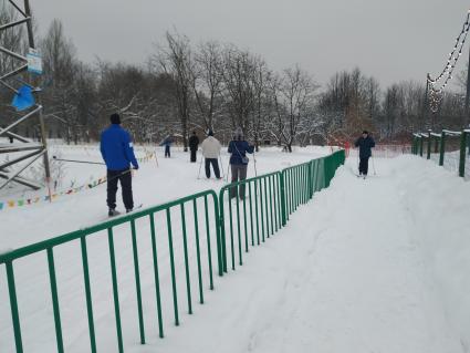 Москва. Горожане во время катания на лыжах в парке музея-заповедника `Царицыно`.