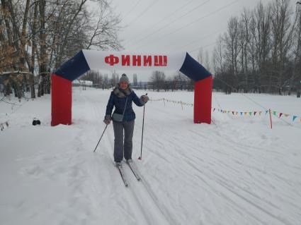 Москва. Девушка во время катания на лыжах в парке музея-заповедника `Царицыно`.