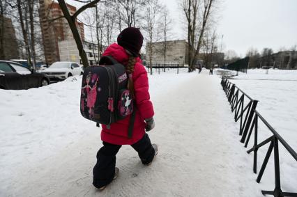 Санкт-Петербург. Девочка с рюкзаком идет в школу.