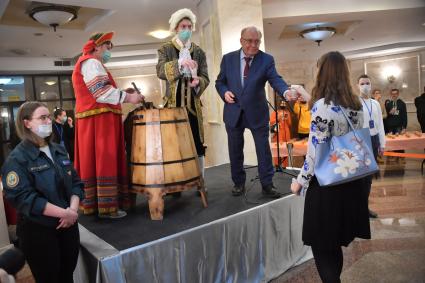 Москва. Ректор Московского государственного университета имени М.В. Ломоносова Виктор Садовничий (третий слева) на традиционной церемонии розлива медовухи в здании Фундаментальной библиотеки МГУ в рамках мероприятий, посвященных Дню российского студенчества.