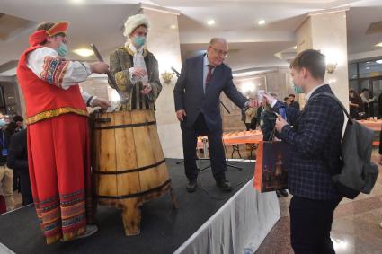 Москва.  Ректор Московского государственного университета имени М.В. Ломоносова Виктор Садовничий (третий слева) на традиционной церемонии розлива медовухи в здании Фундаментальной библиотеки МГУ в рамках мероприятий, посвященных Дню российского студенчества.