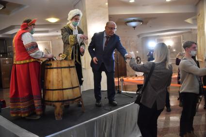 Москва.  Ректор Московского государственного университета имени М.В. Ломоносова Виктор Садовничий (третий слева) на традиционной церемонии розлива медовухи в здании Фундаментальной библиотеки МГУ в рамках мероприятий, посвященных Дню российского студенчества.