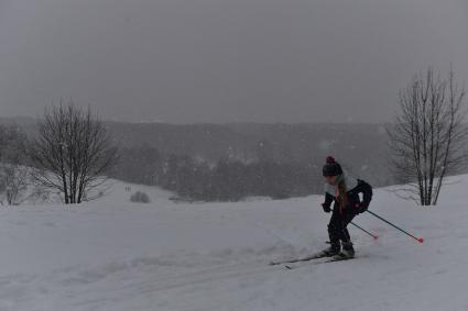 Москва. Девочка во время катания на лыжах в парке.