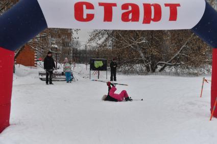 Москва. Горожане во время катания на лыжах в парке.