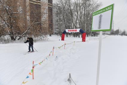 Москва. Мужчина во время катания на лыжах в парке.