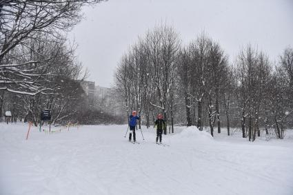 Москва. Горожане во время катания на лыжах в парке.