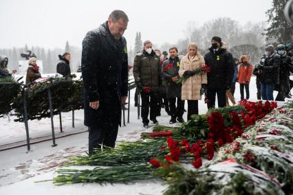 Санкт-Петербург. Председатель Законодательного собрания Санкт-Петербурга (ЗакС), депутат от партии `Единая Россия` Александр Бельский во время церемонии возложения венков и цветов к монументу `Мать-Родина` на Пискаревском мемориальном кладбище по случаю 78-летия полного освобождения Ленинграда от фашистской блокады в годы Великой Отечественной войны.