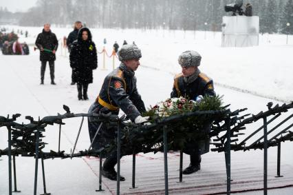 Санкт-Петербург. Военнослужащие и жители города во время церемонии возложения венков и цветов к монументу `Мать-Родина` на Пискаревском мемориальном кладбище по случаю 78-летия полного освобождения Ленинграда от фашистской блокады в годы Великой Отечественной войны.