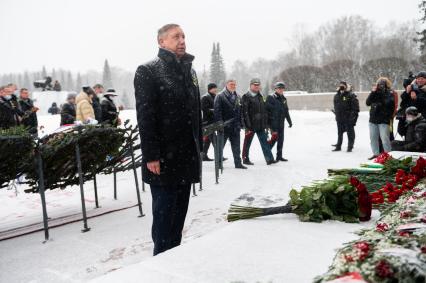 Санкт-Петербург. Губернатор Санкт-Петербурга Александр Беглов во время церемонии возложения венков и цветов к монументу `Мать-Родина` на Пискаревском мемориальном кладбище по случаю 78-летия полного освобождения Ленинграда от фашистской блокады в годы Великой Отечественной войны.