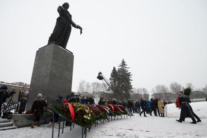 Санкт-Петербург. Военнослужащие и жители города во время церемонии возложения венков и цветов к монументу `Мать-Родина` на Пискаревском мемориальном кладбище по случаю 78-летия полного освобождения Ленинграда от фашистской блокады в годы Великой Отечественной войны.