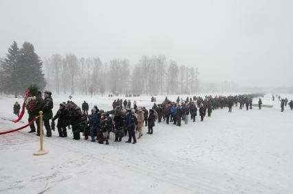 Санкт-Петербург. Военнослужащие и жители города во время церемонии возложения венков и цветов к монументу `Мать-Родина` на Пискаревском мемориальном кладбище по случаю 78-летия полного освобождения Ленинграда от фашистской блокады в годы Великой Отечественной войны.