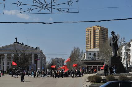 Донецк. Митинг Коммунистической партии Донецкой Народной Республики (КПДНР) у памятника Ленину. Слева Донецкий государственный Академический театр.