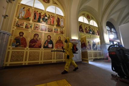 Москва. Сотрудники МЧС России во время проведения дезинфекции в целях профилактики коронавирусной инфекции в часовне Святителя Николая в здании Ленинградского вокзала.