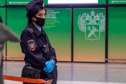 Москва. Сотрудник службы безопасности в Международном аэропорту Шереметьево имени А. С. Пушкина.