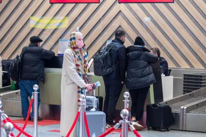 Москва. Пассажиры в Международном аэропорту Шереметьево имени А. С. Пушкина.