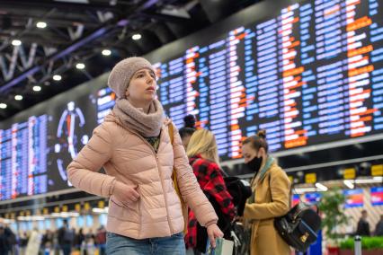Москва. Пассажиры в Международном аэропорту Шереметьево имени А. С. Пушкина.
