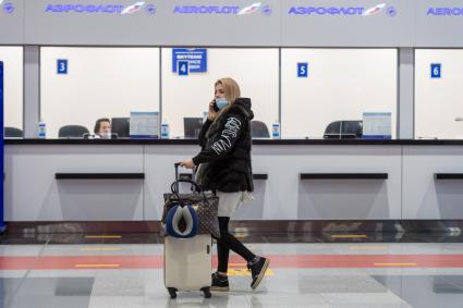 Москва. Пассажиры в Международном аэропорту Шереметьево имени А. С. Пушкина.