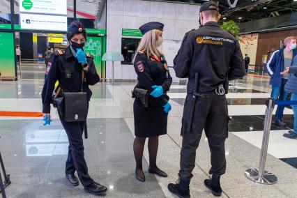 Москва. Сотрудники службы безопасности в Международном аэропорту Шереметьево имени А. С. Пушкина.