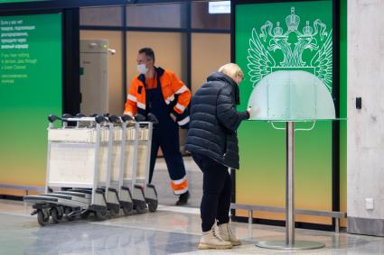 Москва. Пассажиры в Международном аэропорту Шереметьево имени А. С. Пушкина.