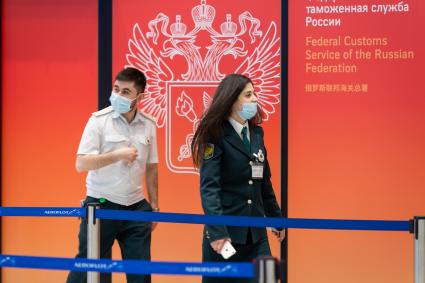 Москва. Сотрудник  аэропорта  в Международном аэропорту Шереметьево имени А. С. Пушкина.