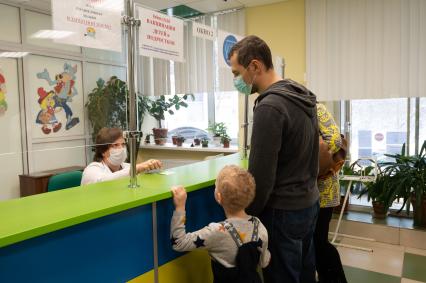 Санкт-Петербург. Пациенты у регистратуры в детской поликлинике #10.
