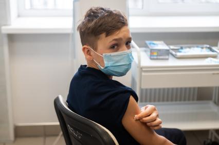Санкт-Петербург. Пациент после вакцинации от коронавирусной инфекции COVID-19 вакциной `Спутник М` в детской поликлинике #10.