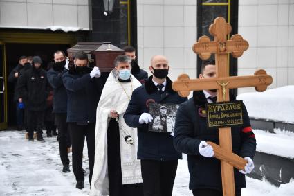 Москва.   Вынос гроба с телом актера Леонида Куравлева после церемонии прощания в Центральной клинической больнице.