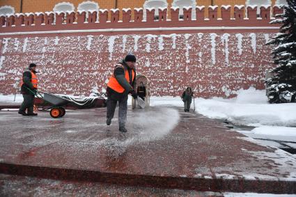 Москва.  Сотрудник коммунальной службы убирается возле Могилы Неизвестного Солдата  в Александровском саду.