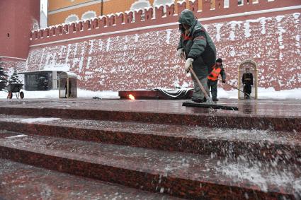 Москва.  Сотрудник коммунальной службы убирается возле Могилы Неизвестного Солдата  в Александровском саду .