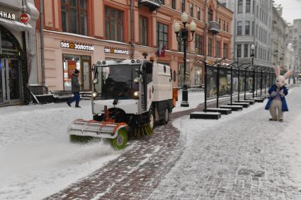 Москва.  Снегоуборочная техника на Старом Арбате.