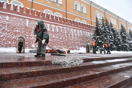 Москва.  Сотрудник коммунальной службы убирается возле Могилы Неизвестного Солдата  в Александровском саду .