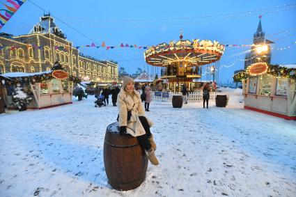 Москва.  Девушка на Гум-Ярмарке.