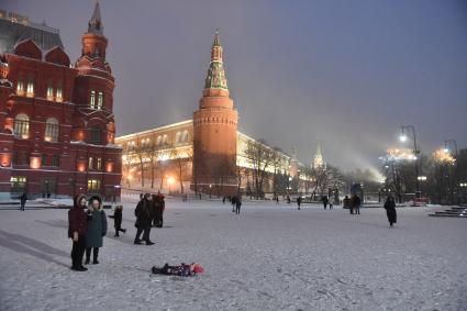 Москва.  Прохожие  гуляютна Манежной площади.