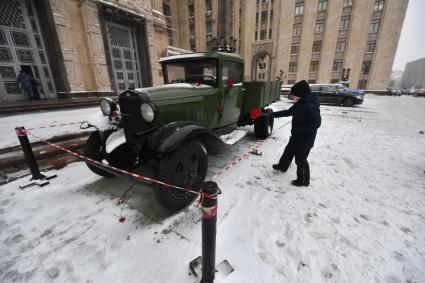 Москва.  Автомобиль ГАЗ-АА (Полуторка)   у здания МИД РФ по случаю 78-й годовщины полного освобождения Ленинграда от фашистской блокады.