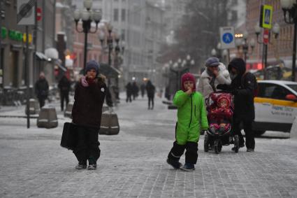 Москва.  Дети едят мороженое на улице.